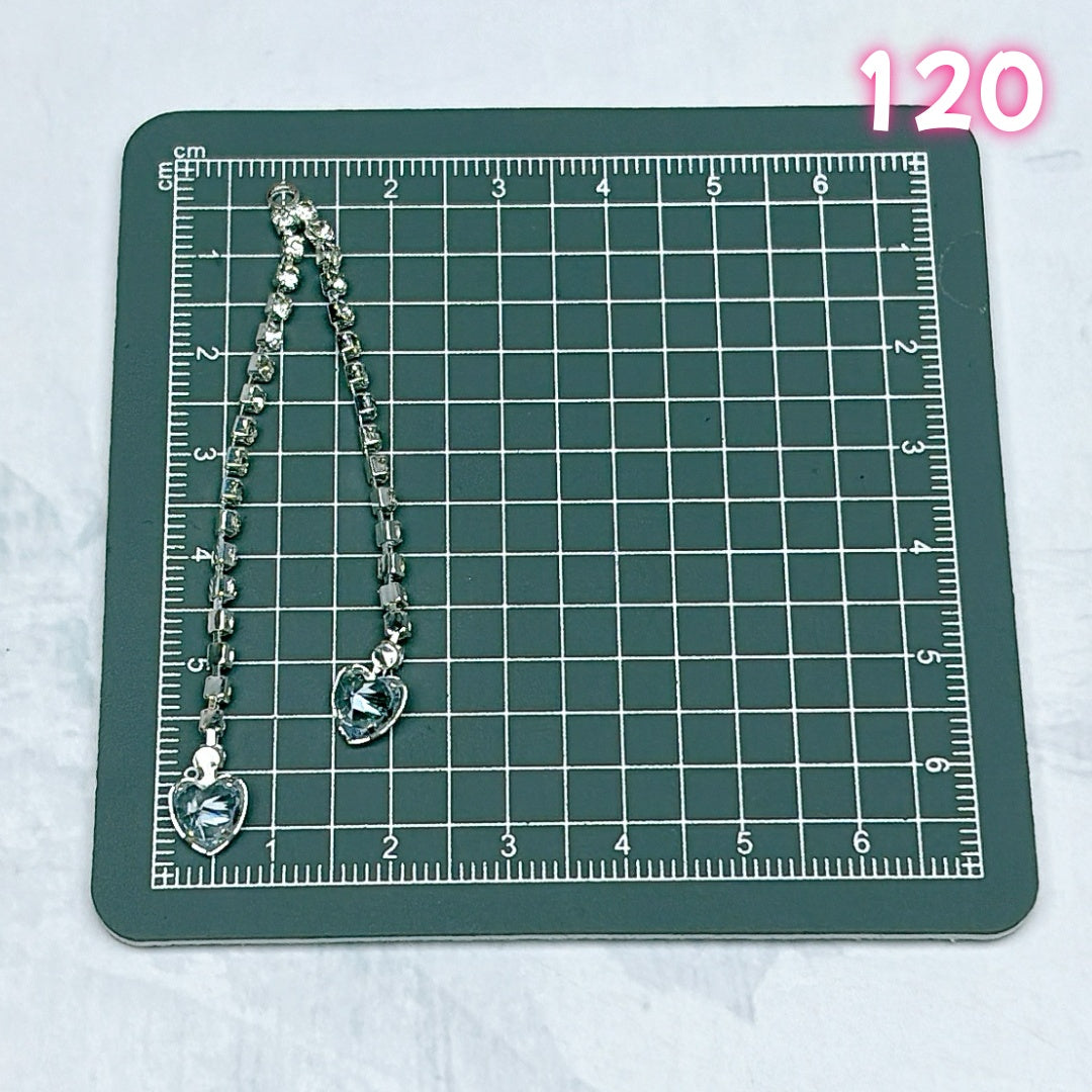 A695 : 重厚感メタルパーツ – 細部までこだわったアクセント素材