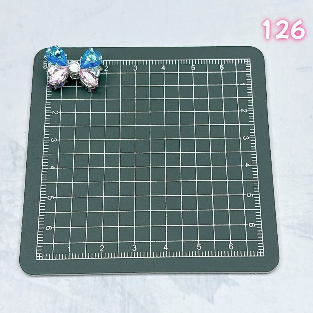 A695 : 重厚感メタルパーツ – 細部までこだわったアクセント素材