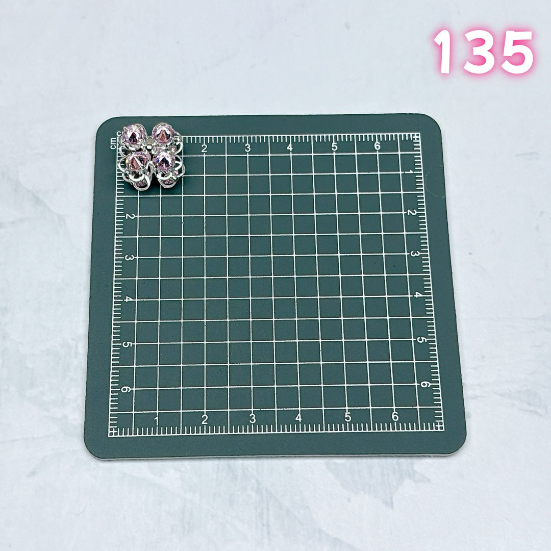 A695 : 重厚感メタルパーツ – 細部までこだわったアクセント素材