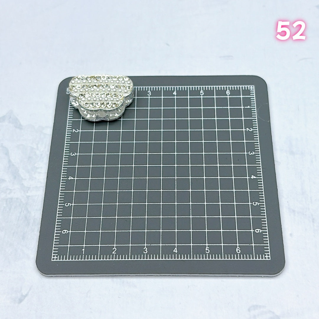 A695 : 重厚感メタルパーツ – 細部までこだわったアクセント素材