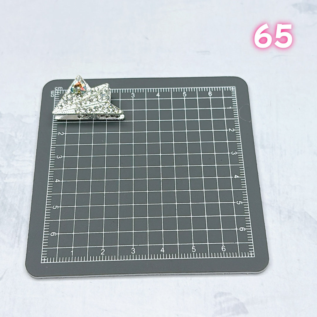 A695 : 重厚感メタルパーツ – 細部までこだわったアクセント素材
