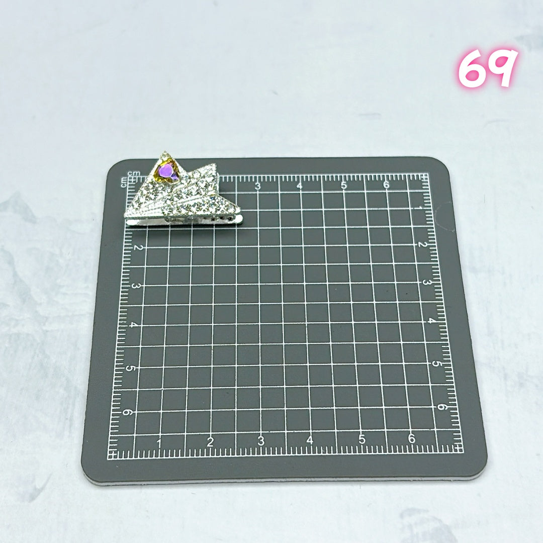A695 : 重厚感メタルパーツ – 細部までこだわったアクセント素材