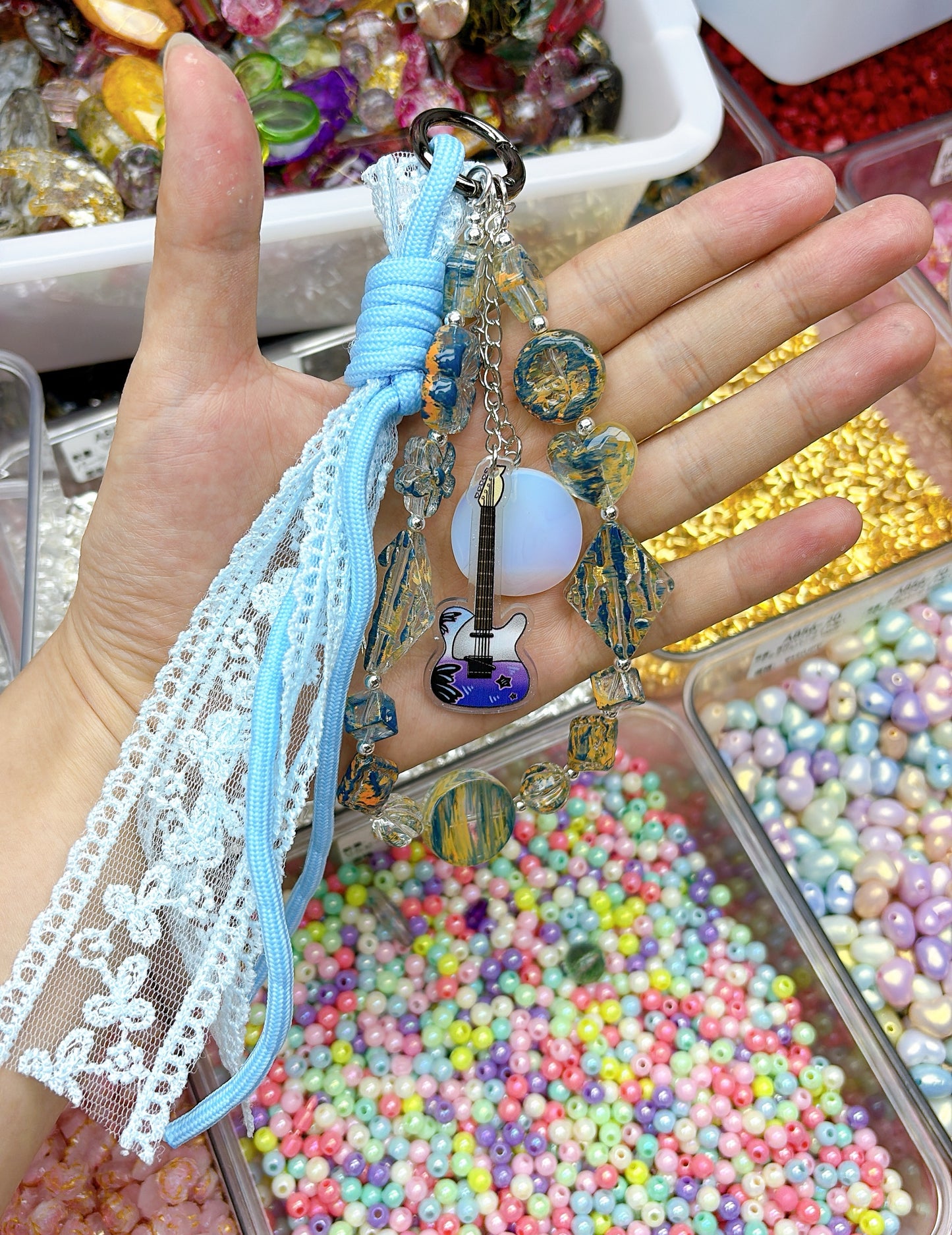 A902 ブルーゴールド光沢アクリルミックスパーツ – 流彩感のあるハンドメイドアクセサリーDIY素材