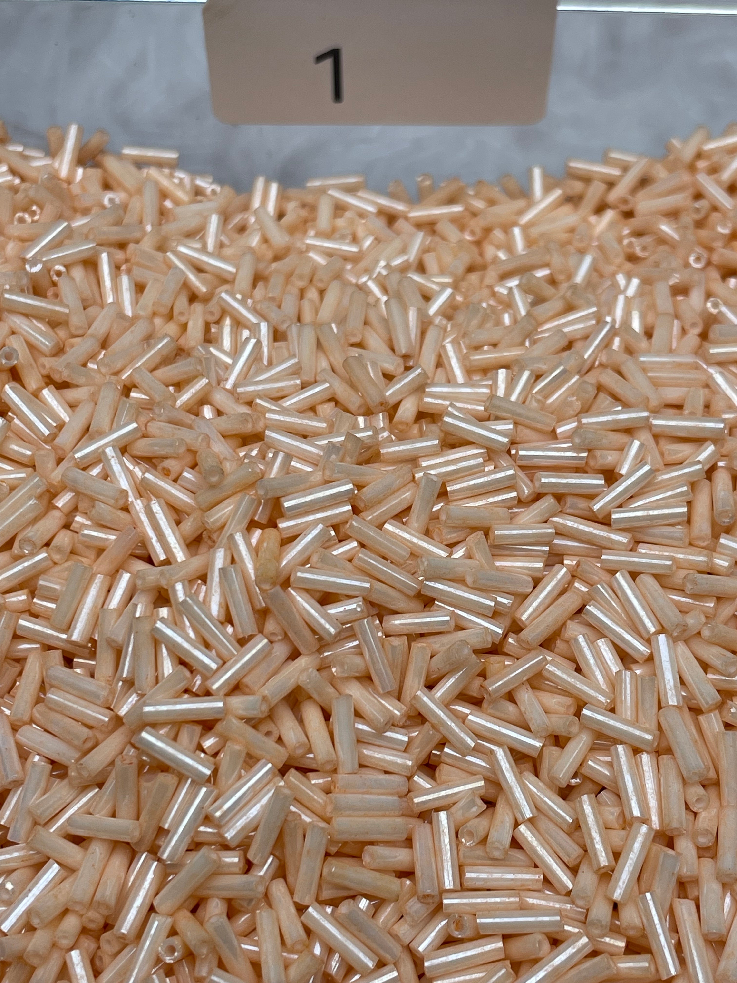 A563:2×7mm 三分クリーム色 長棒ガラス直管ビーズ 12色展開 500g入り