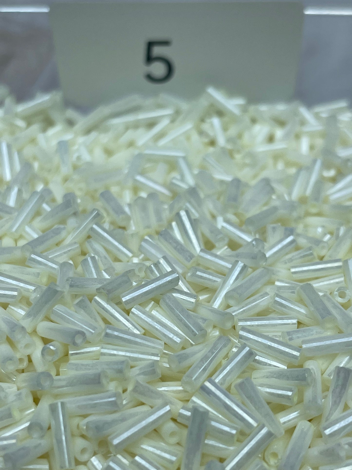 A563:2×7mm 三分クリーム色 長棒ガラス直管ビーズ 12色展開 500g入り