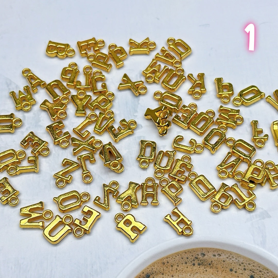 A676  ゴールドカラーアクリルパーツ - ハンドメイドに煌めきを添える軽やか素材 つめつめ放題