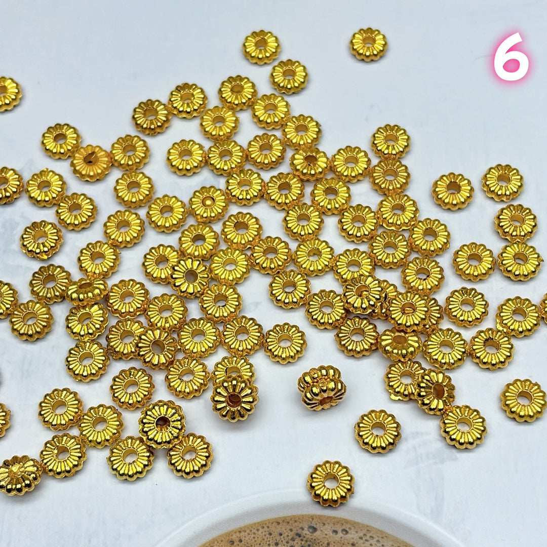 A676  ゴールドカラーアクリルパーツ - ハンドメイドに煌めきを添える軽やか素材 つめつめ放題