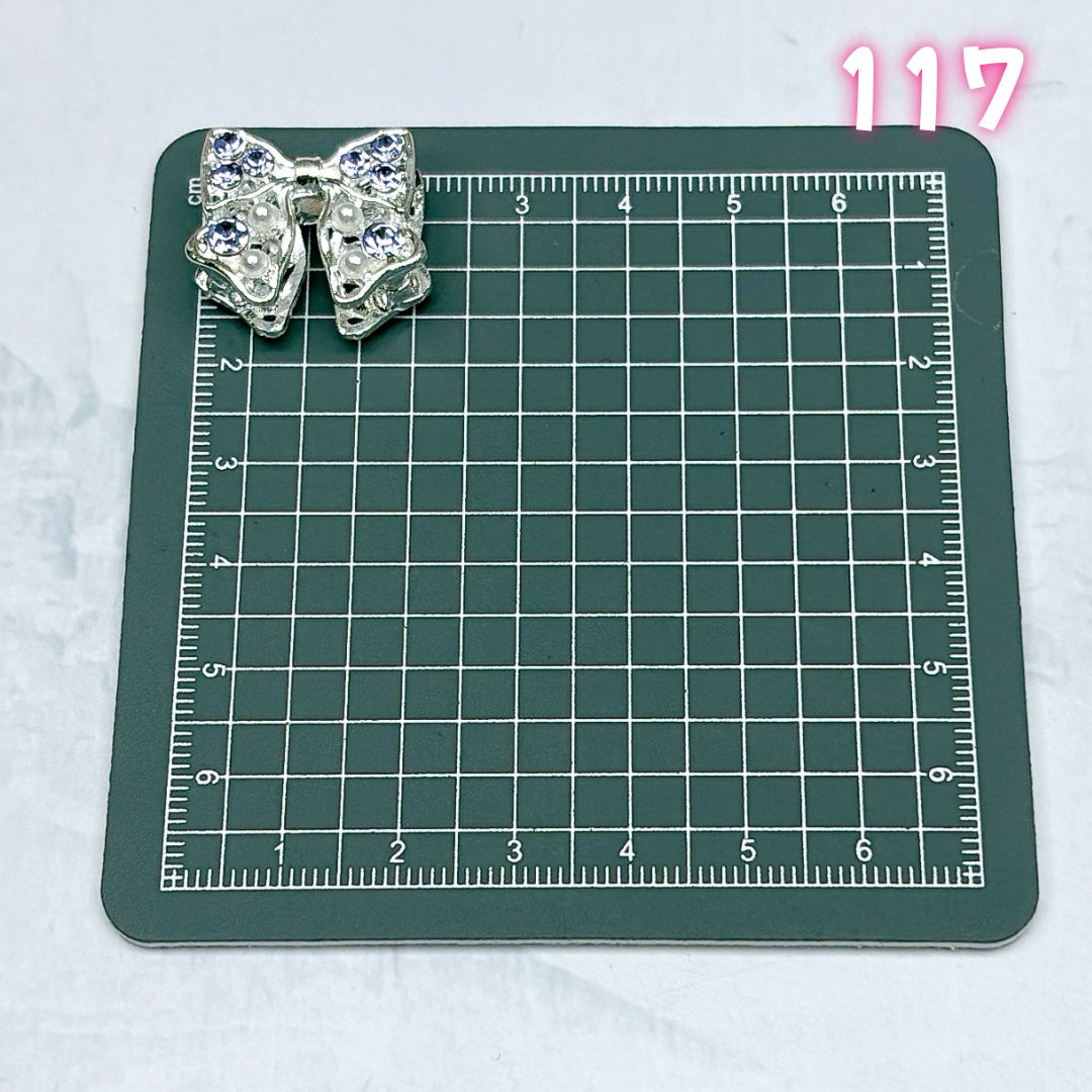 A695 ：  重厚感メタルパーツ – 細部までこだわったアクセント素材