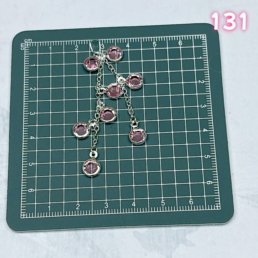 A695 ：  重厚感メタルパーツ – 細部までこだわったアクセント素材