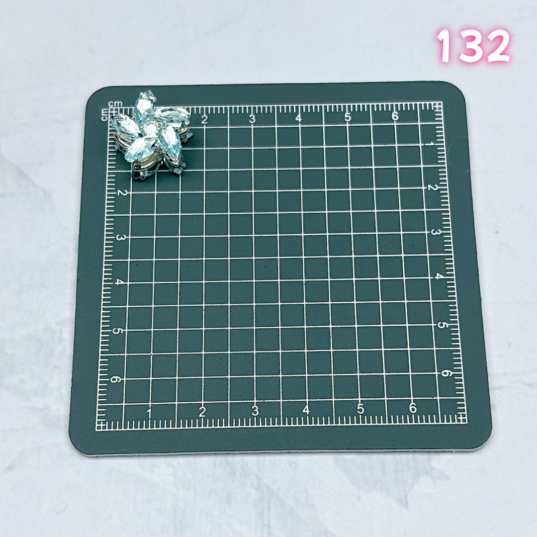 A695 ：  重厚感メタルパーツ – 細部までこだわったアクセント素材