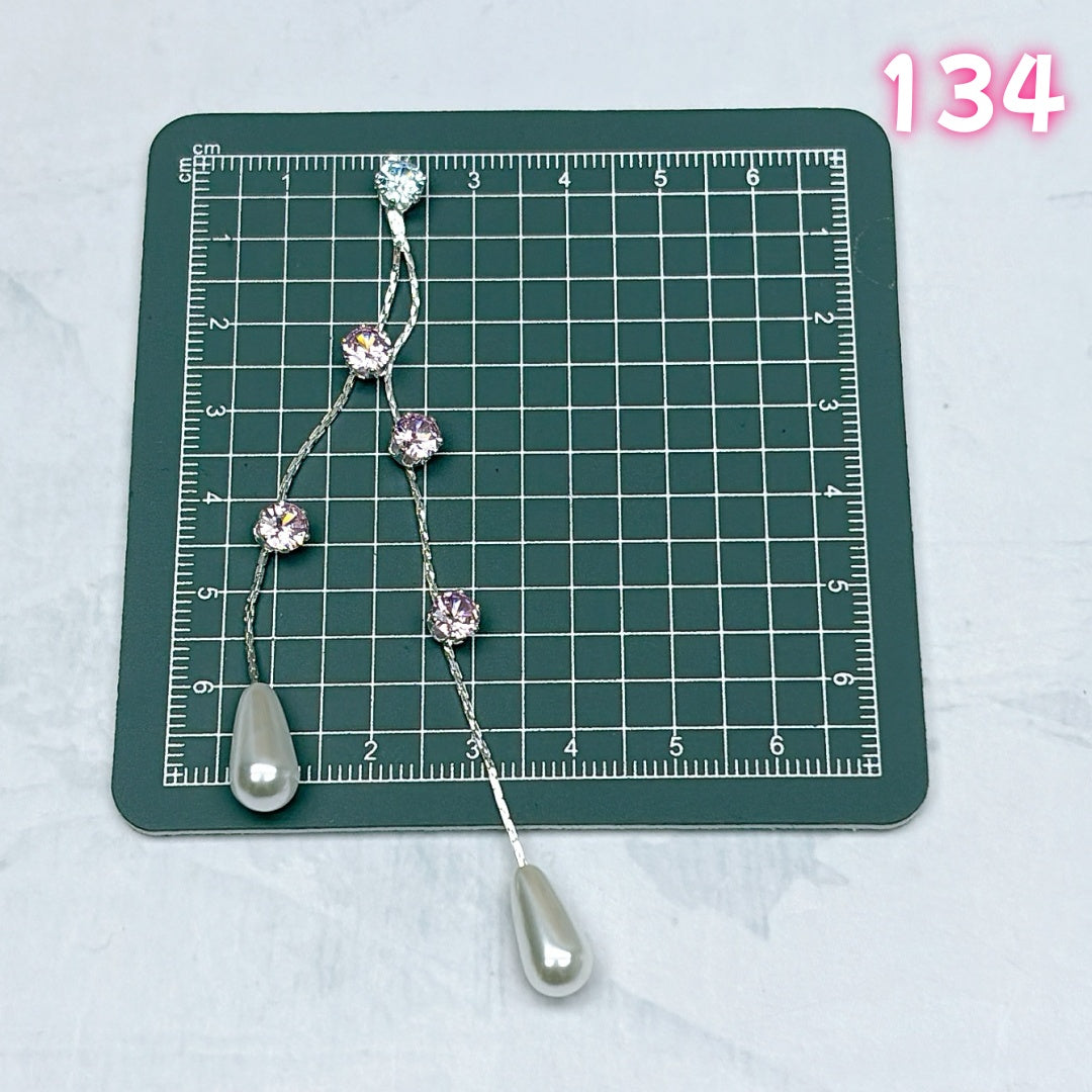 A695 ：  重厚感メタルパーツ – 細部までこだわったアクセント素材