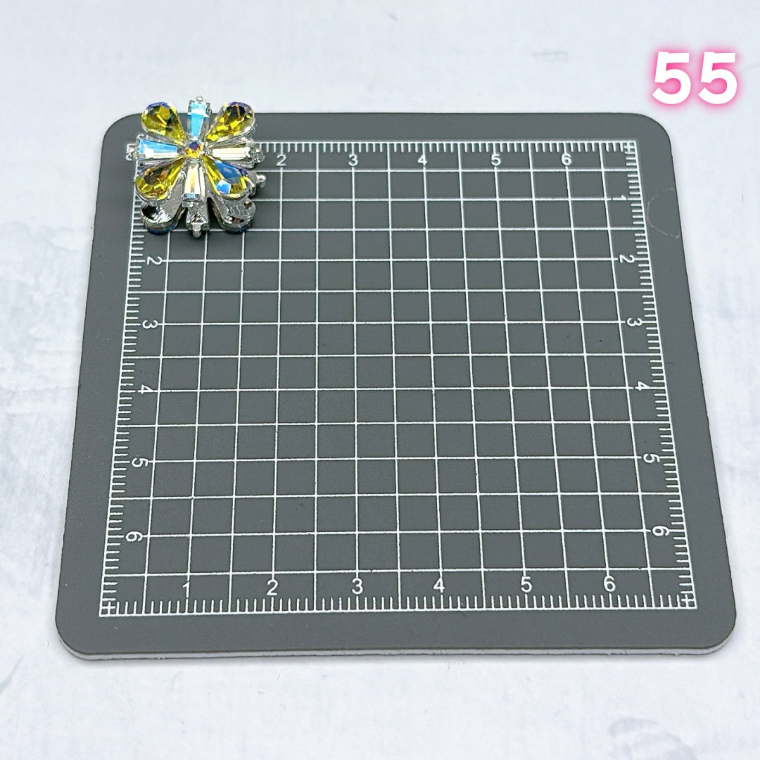 A695 ：  重厚感メタルパーツ – 細部までこだわったアクセント素材