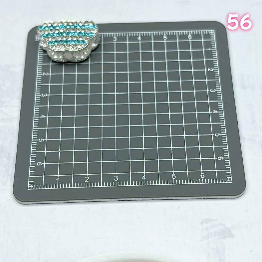 A695 ：  重厚感メタルパーツ – 細部までこだわったアクセント素材