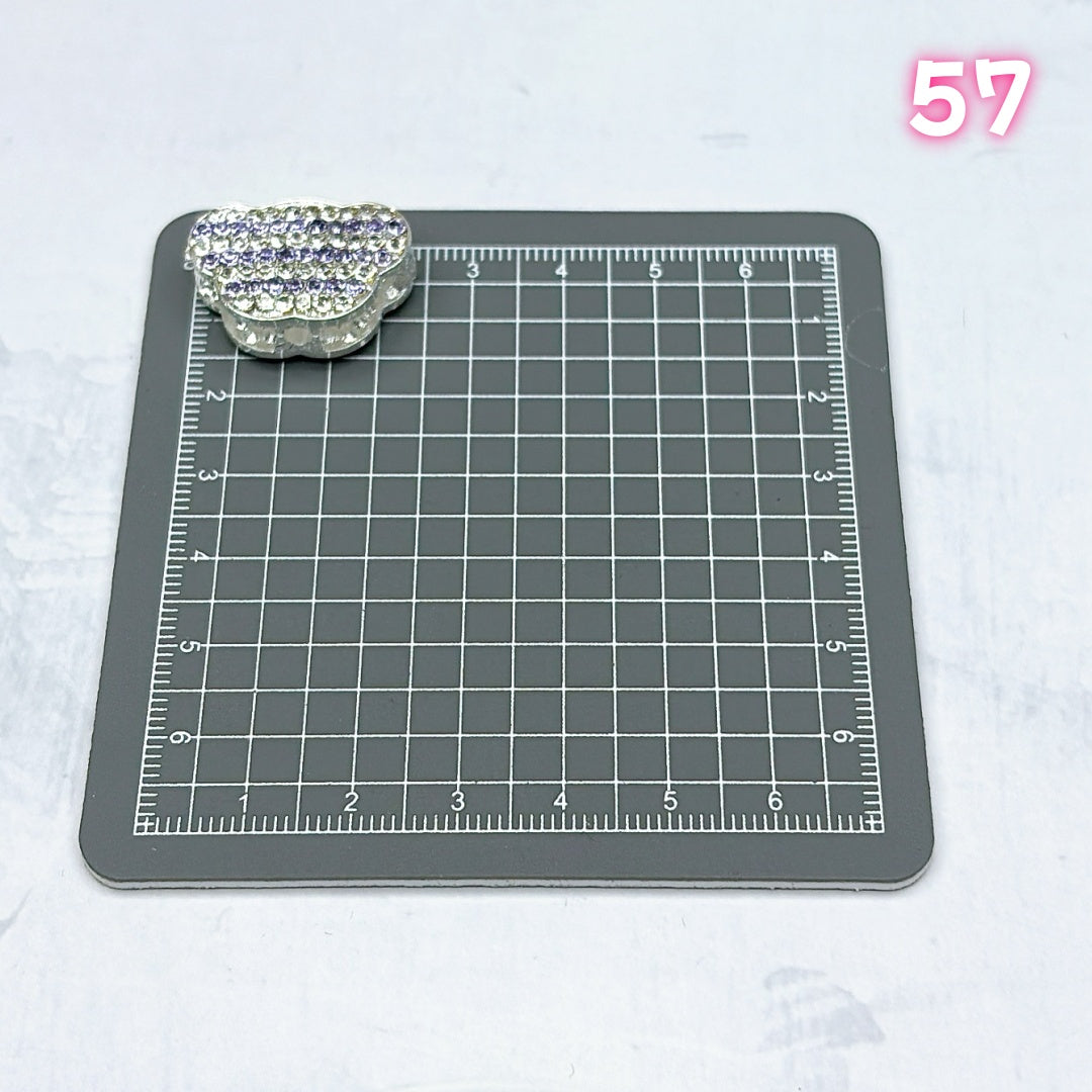 A695 ：  重厚感メタルパーツ – 細部までこだわったアクセント素材