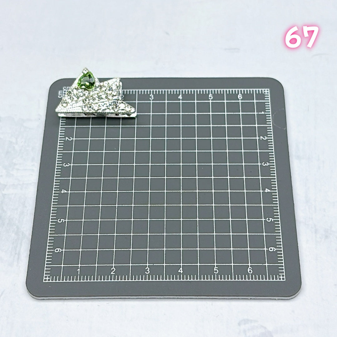 A695 ：  重厚感メタルパーツ – 細部までこだわったアクセント素材
