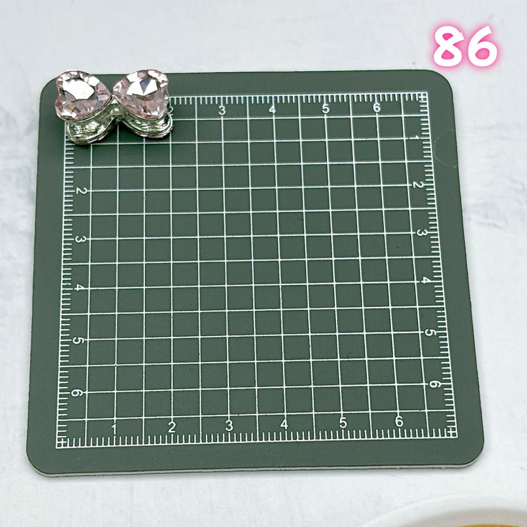 A695 ：  重厚感メタルパーツ – 細部までこだわったアクセント素材