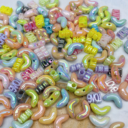A842  虹色パール光沢LOVE文字＆カーブビーズアクリルミックス